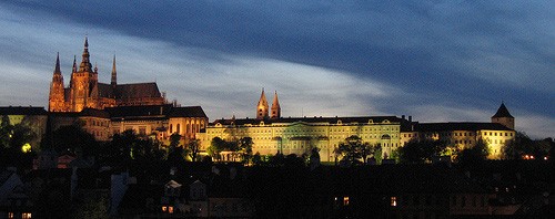 Bei einer Klassenfahrt nach Prag kann man viele Prager Sehenswürdigkeiten entdecken wie etwa die Burg