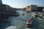 Schiffe im Canal Grande in Venedig
