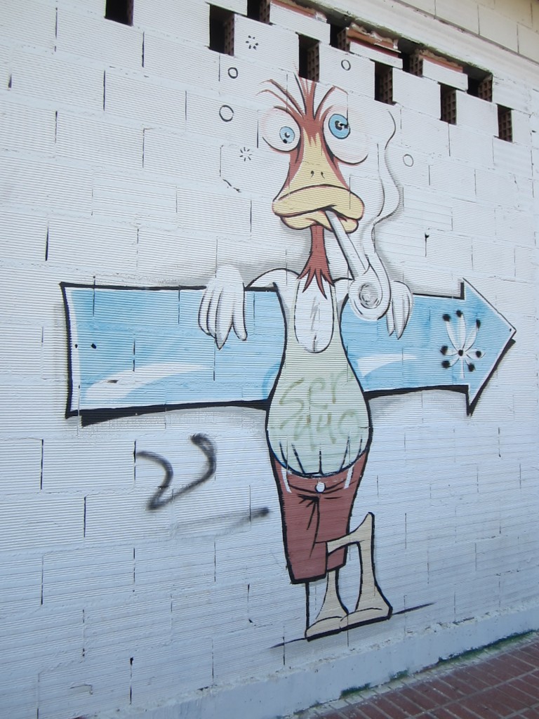 Graffiti an einer weißen Wand in Altea