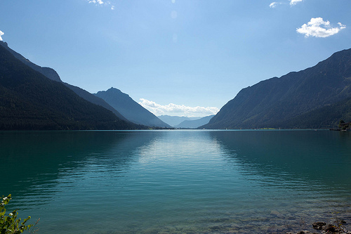 Wanderurlaub am Achensee in Tirol: Alpenpanorama am Gebirgssee