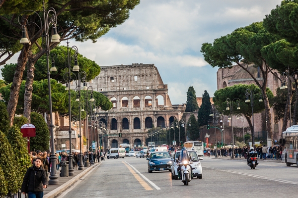 Rom mit Colosseum - praktisch keine Radwege in Italien 