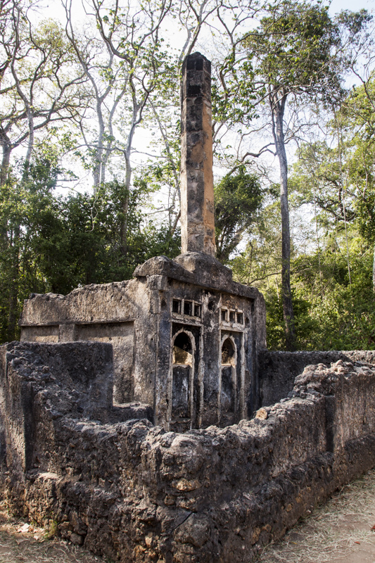 Säulengrab eines moslemischen Imam, Ruinenstadt Gede. © Willi Dolder