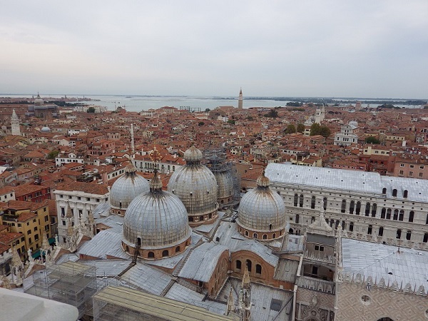 Venedig: Touristen- und Wassermassen rund um den Markusplatz