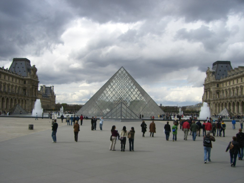 Bild 3: Die berühmte Pyramide vor dem Louvre