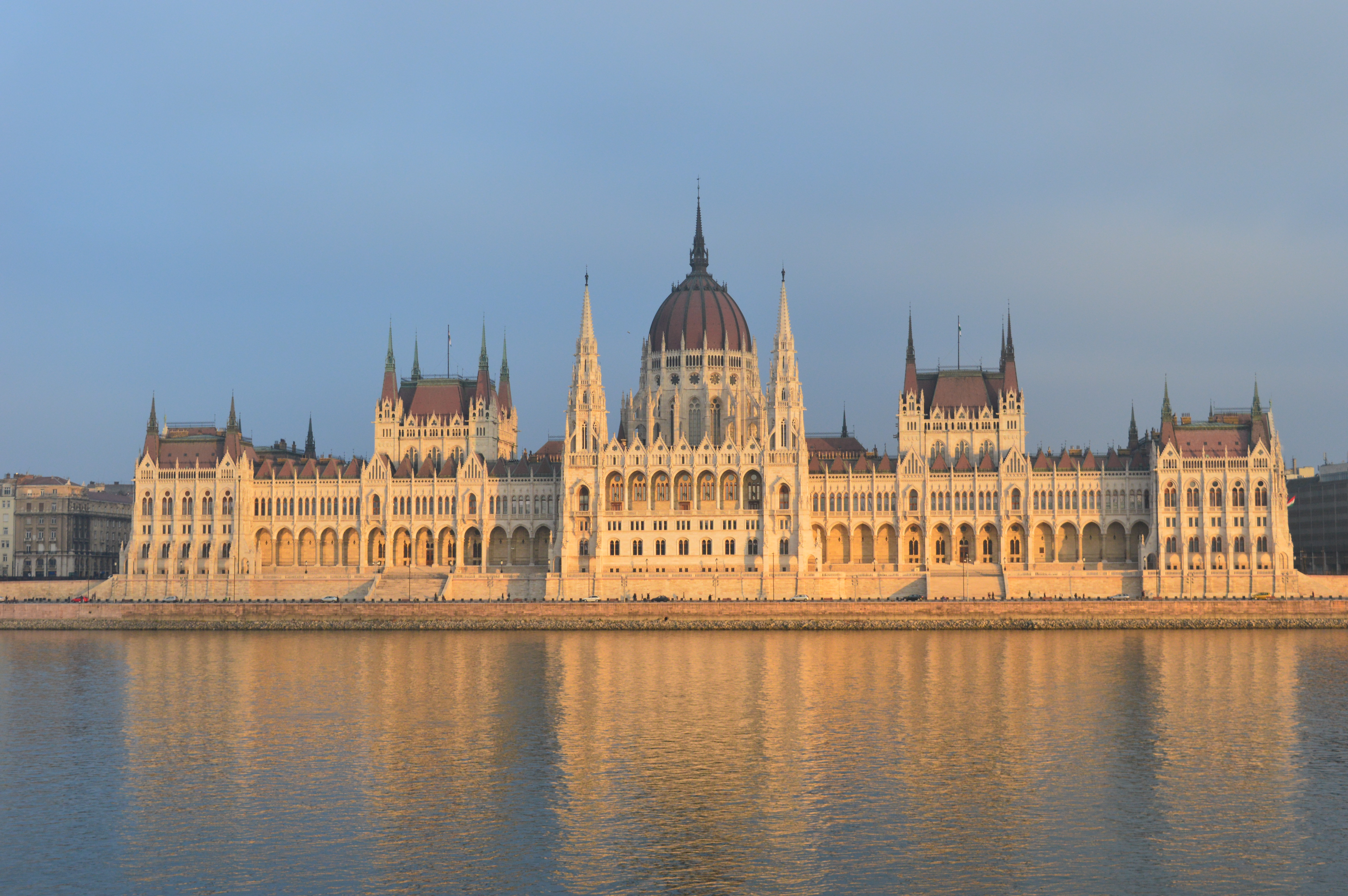 Das schöne Parlament in Budapest an der Donau